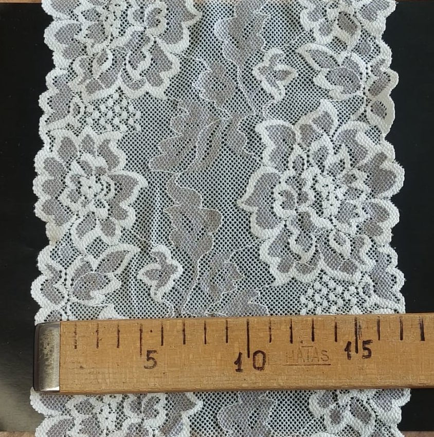 Image with 17 cm elastic lace, white with gray – available online at Charlotte's Fabrics