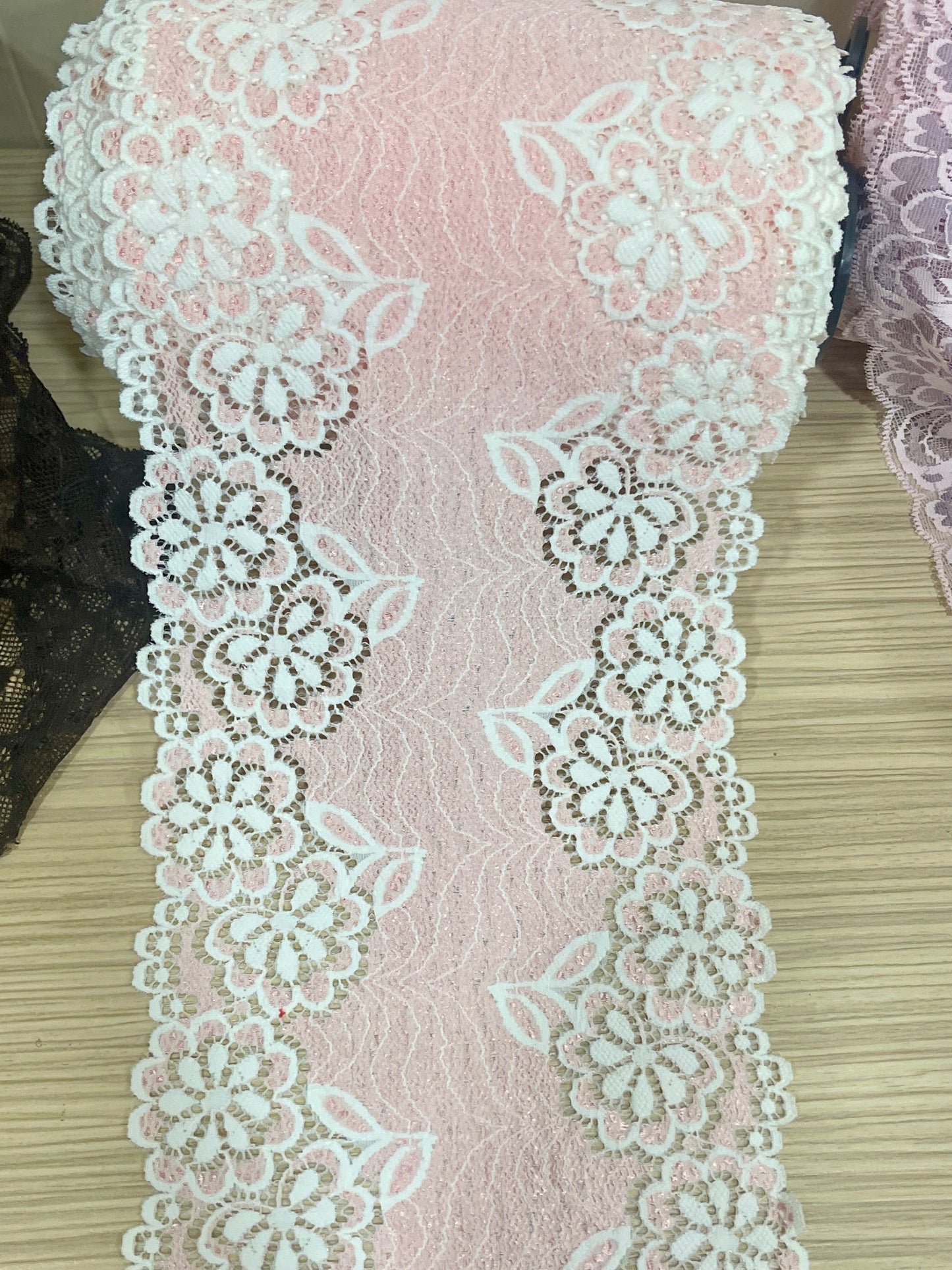 Pilt elastse pitsiga 17 cm-roosa orhidee – saadaval veebis Šarlotes audumi