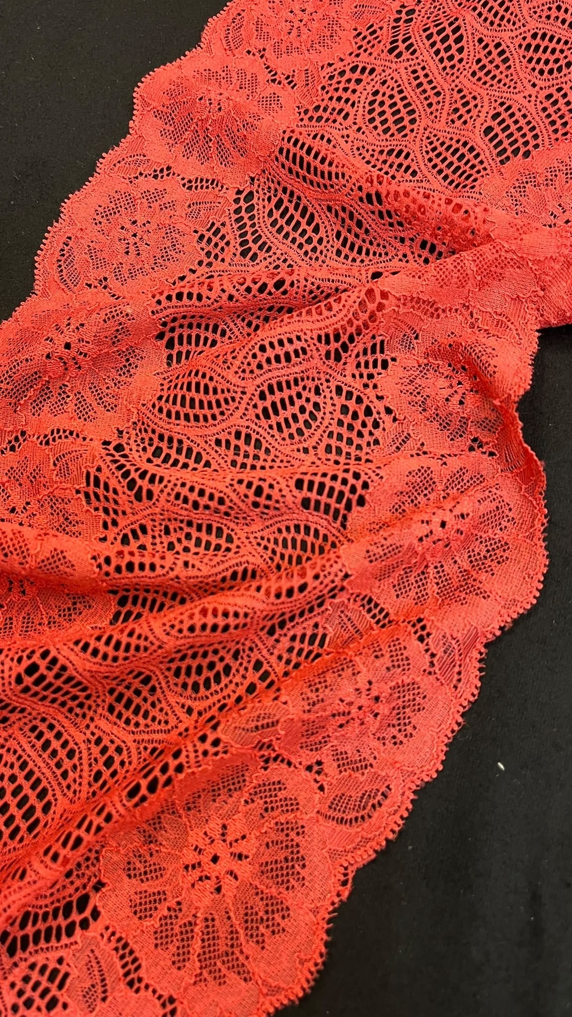 Pilt elastse pitsiga, 17 cm, punane – saadaval veebipoes Šarlotes audumi