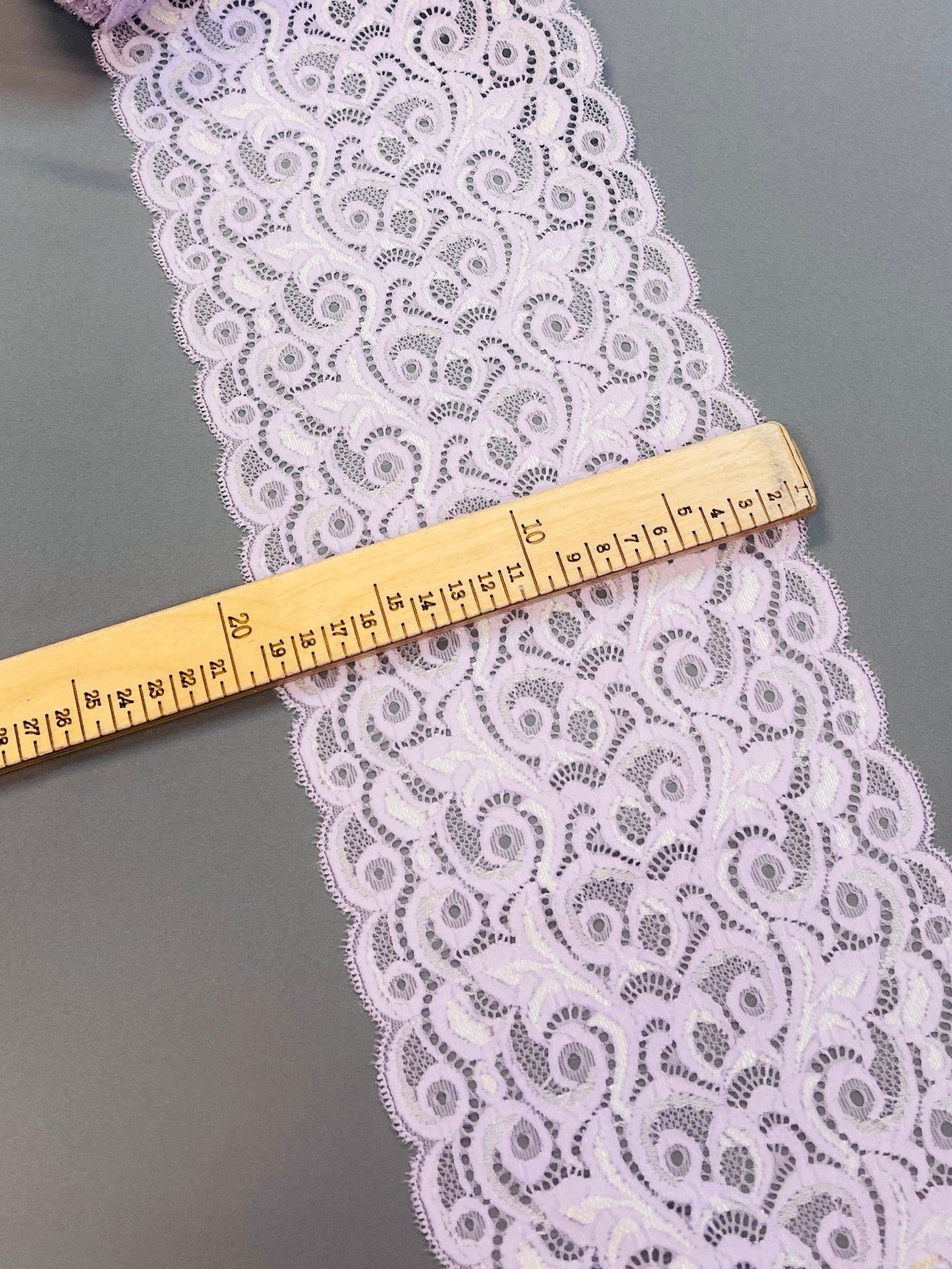 Pilt elastse pitsiga 18 cm – lilla toon – saadaval veebis Charlotte’i kangad