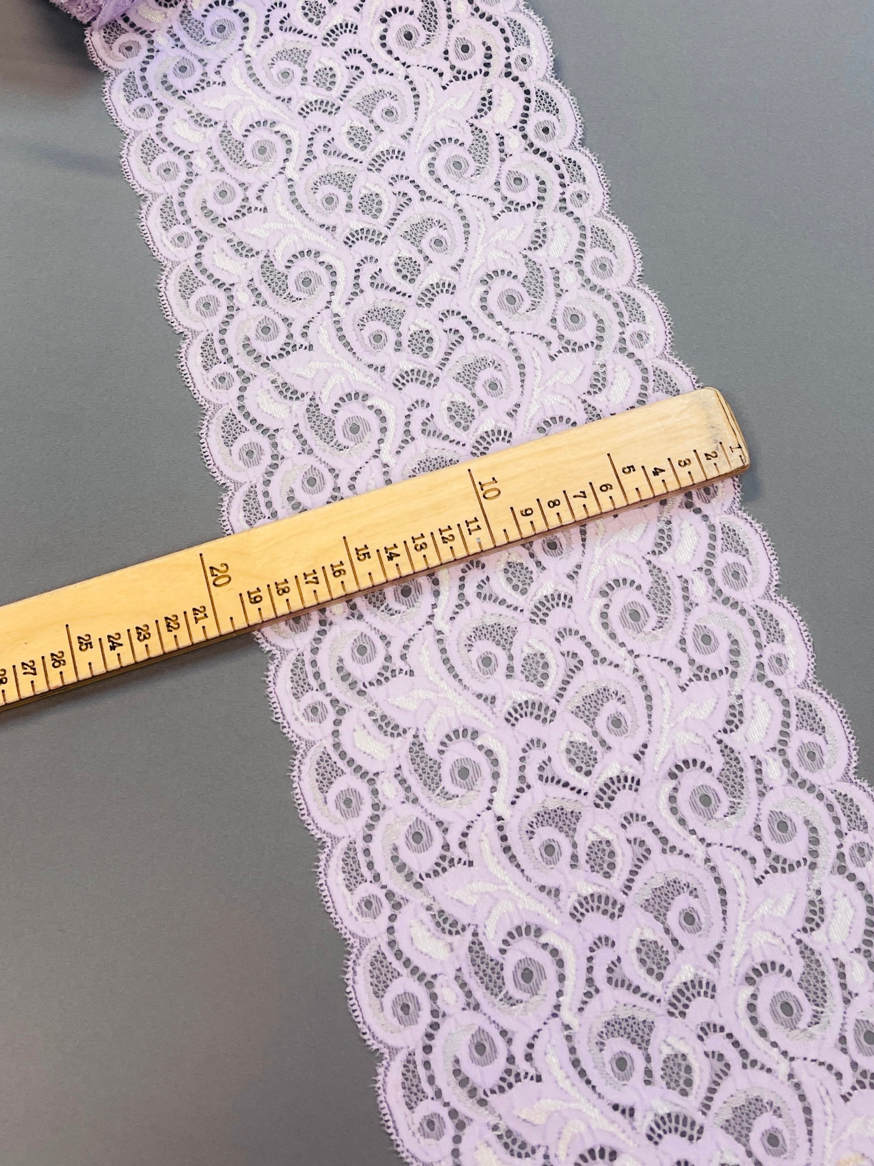 Pilt elastse pitsiga 18 cm – lilla toon – saadaval veebis Charlotte’i kangad