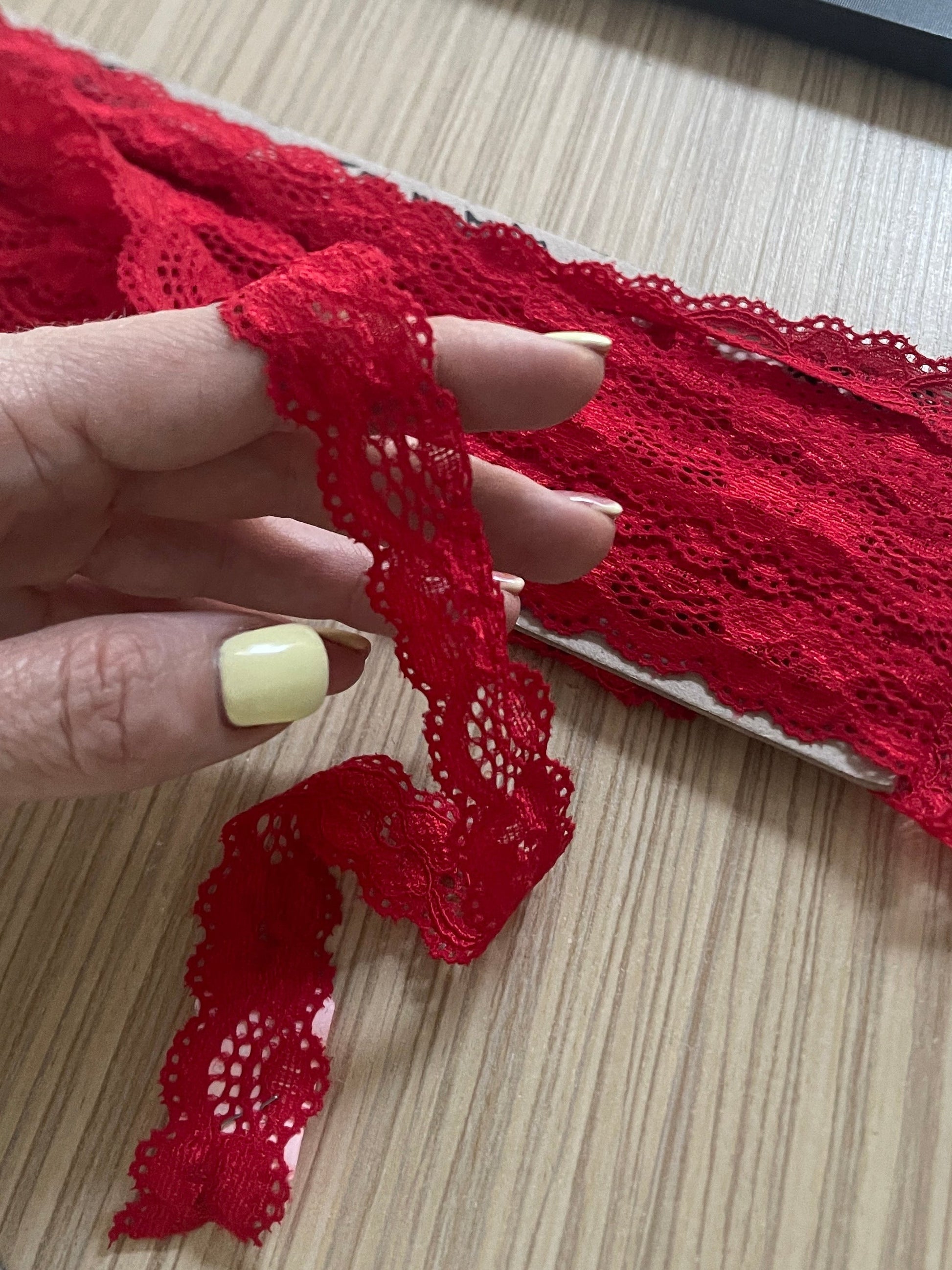 Image avec dentelle élastique 2 cm - rouge – disponible chez Šarlotes audumi