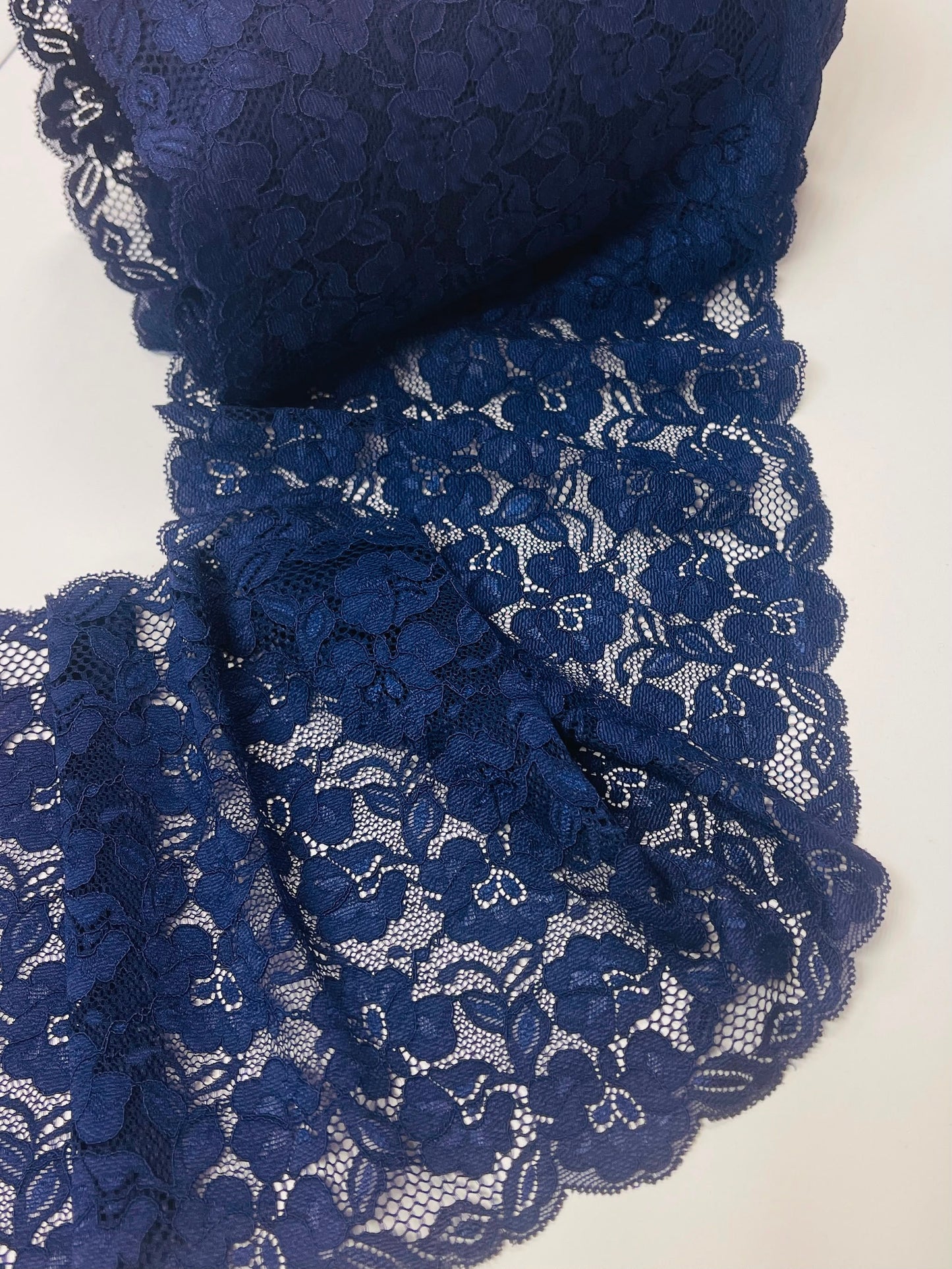 Image of elastic lace, 20 cm, dark blue flowers – available online at Šarlotes audumi