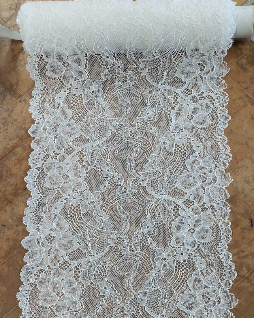 Attēls ar Elastīga mežģīne 21 cm- balta – pieejams Šarlotes audumi