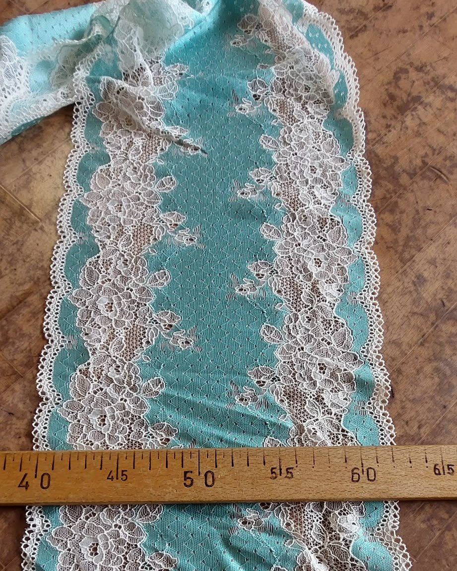 Pilt Elastse pitsiga 22 cm-laguuni sinine – saadaval veebis Šarlote kangad