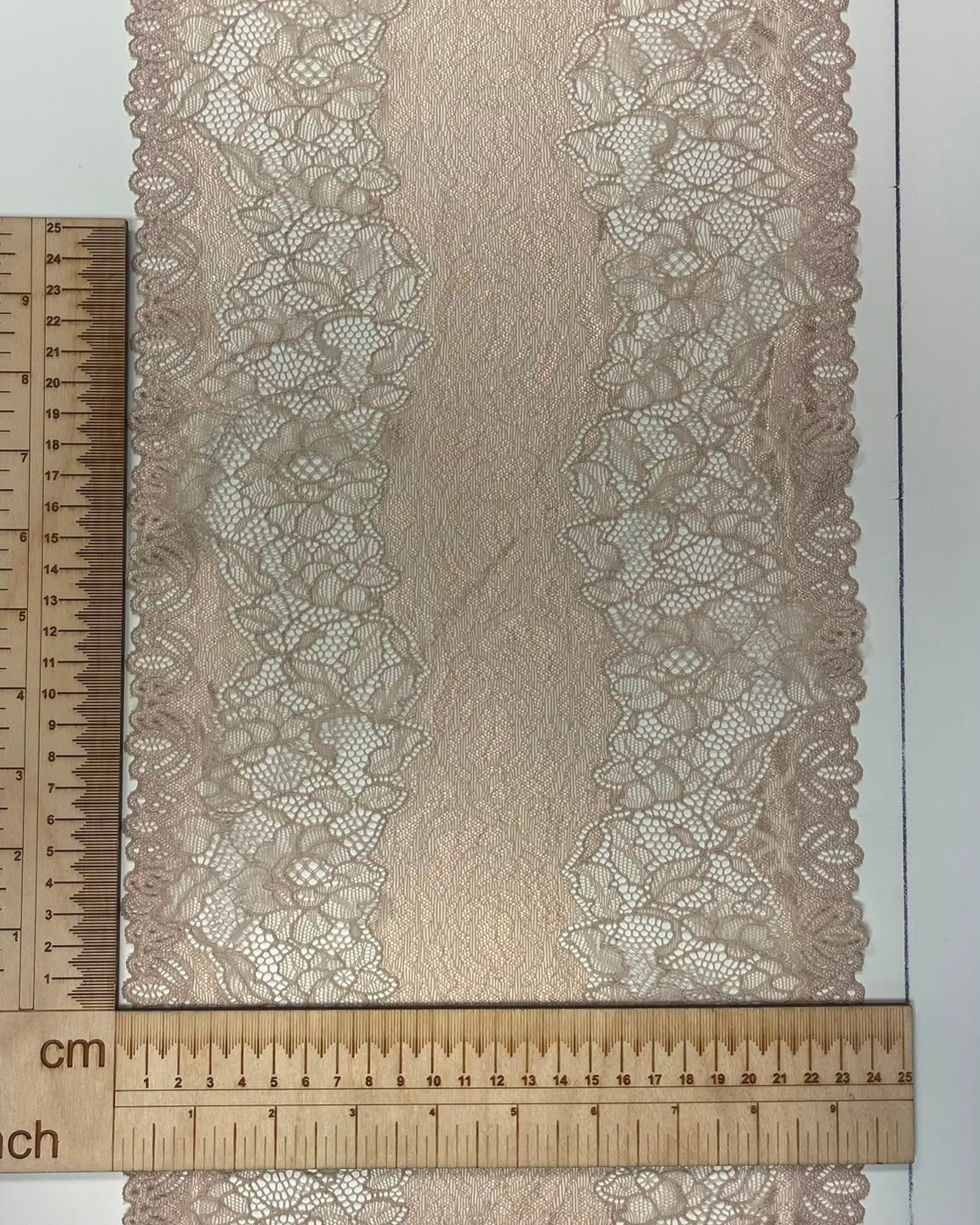 Pilt elastse pitsiga 24 cm nahatoonis – saadaval veebis Šarlotes audumi