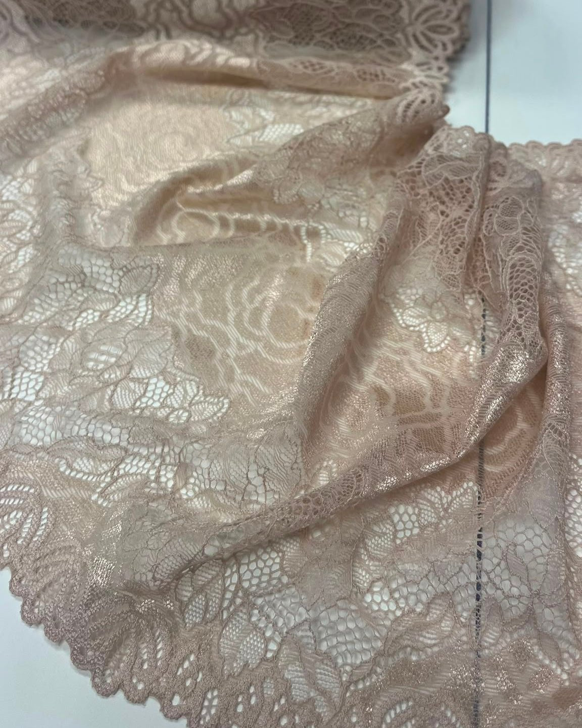 Pilt elastse pitsiga 24 cm, nahatoon – saadaval veebis Šarlotes audumi