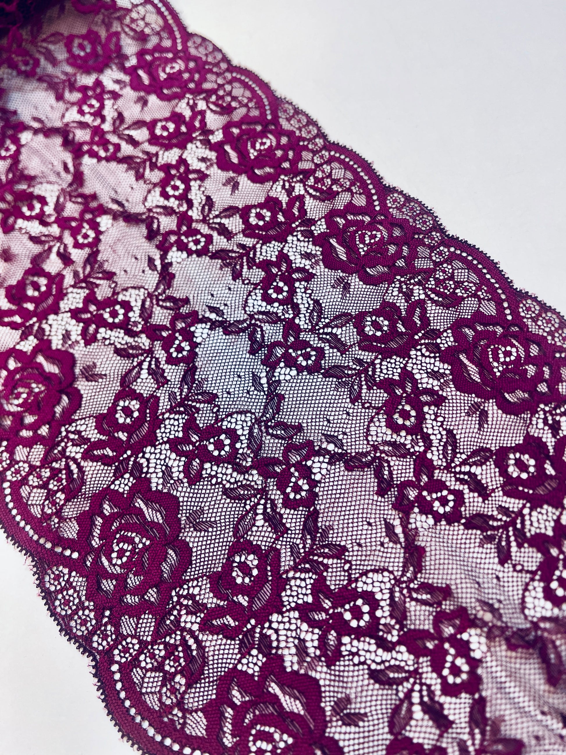 Pilt elastse pitsiga 24 cm–violetne ploom, saadaval veebis Šarlote kangastes
