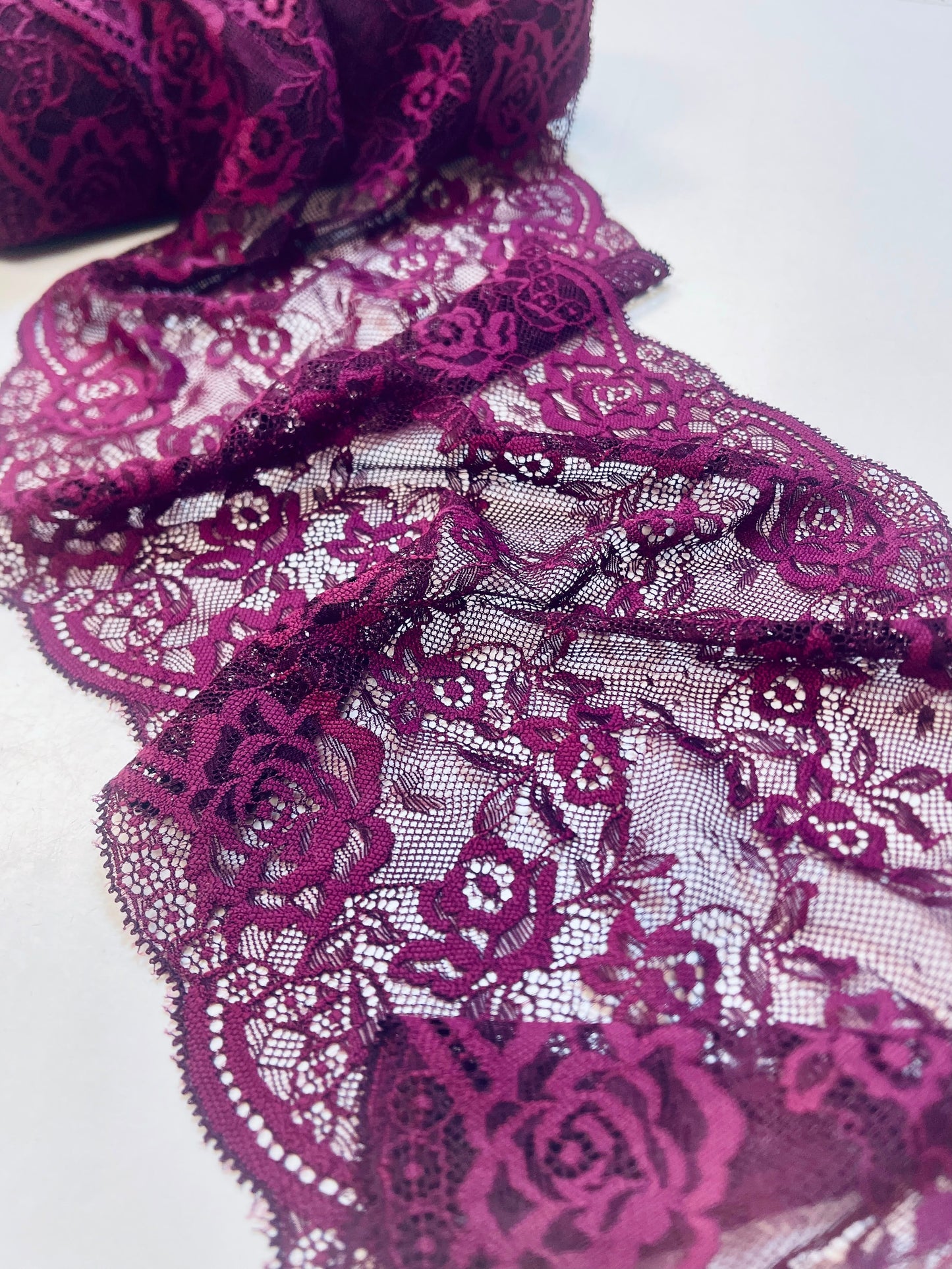 Pilt elastilisest pitsist 24 cm, violetne ploom – saadaval internetis Šarlotes audumi