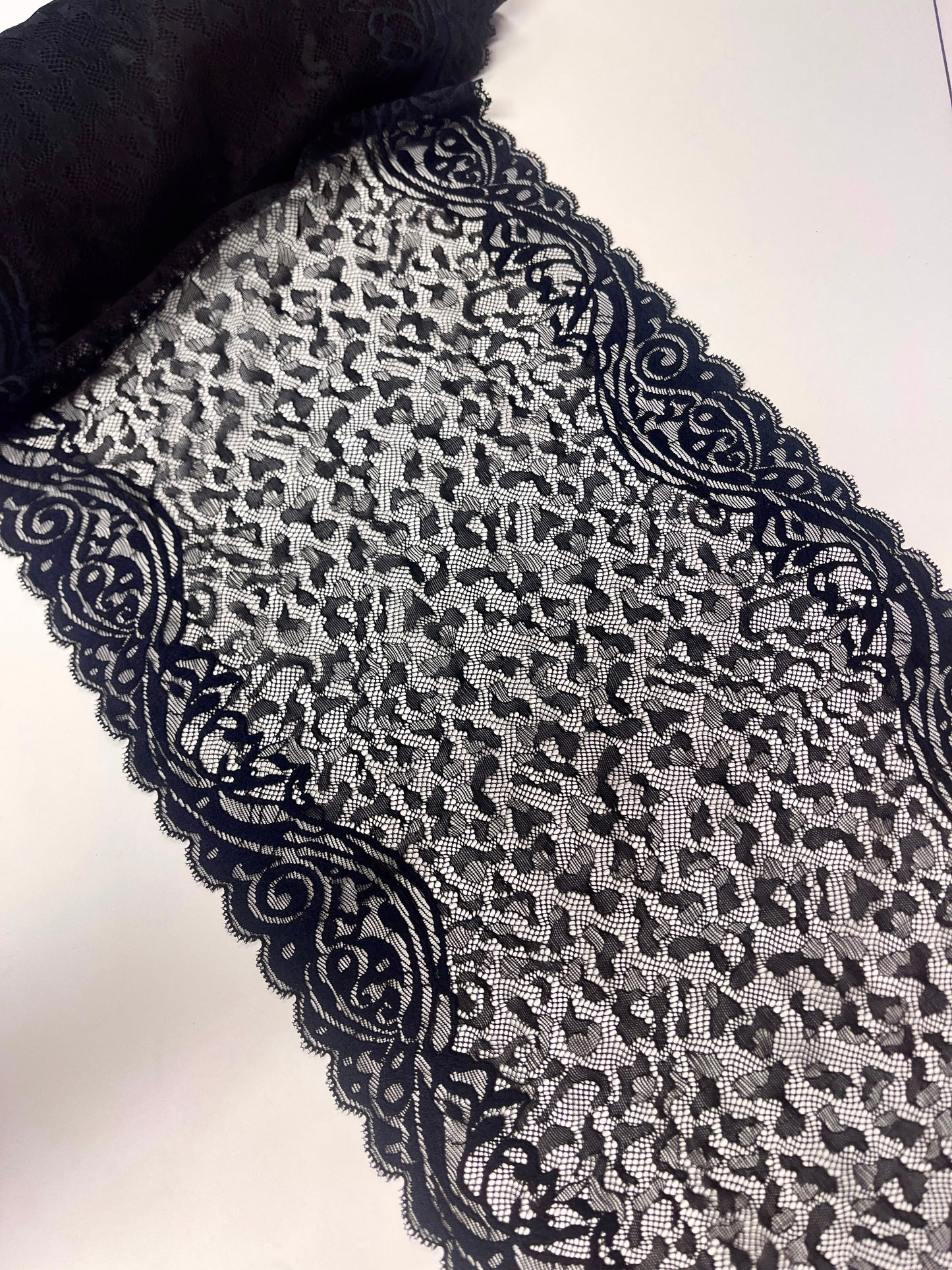 Image of elastic lace, 27 cm, black with dark blue side motifs – available online at Šarlotes audumi