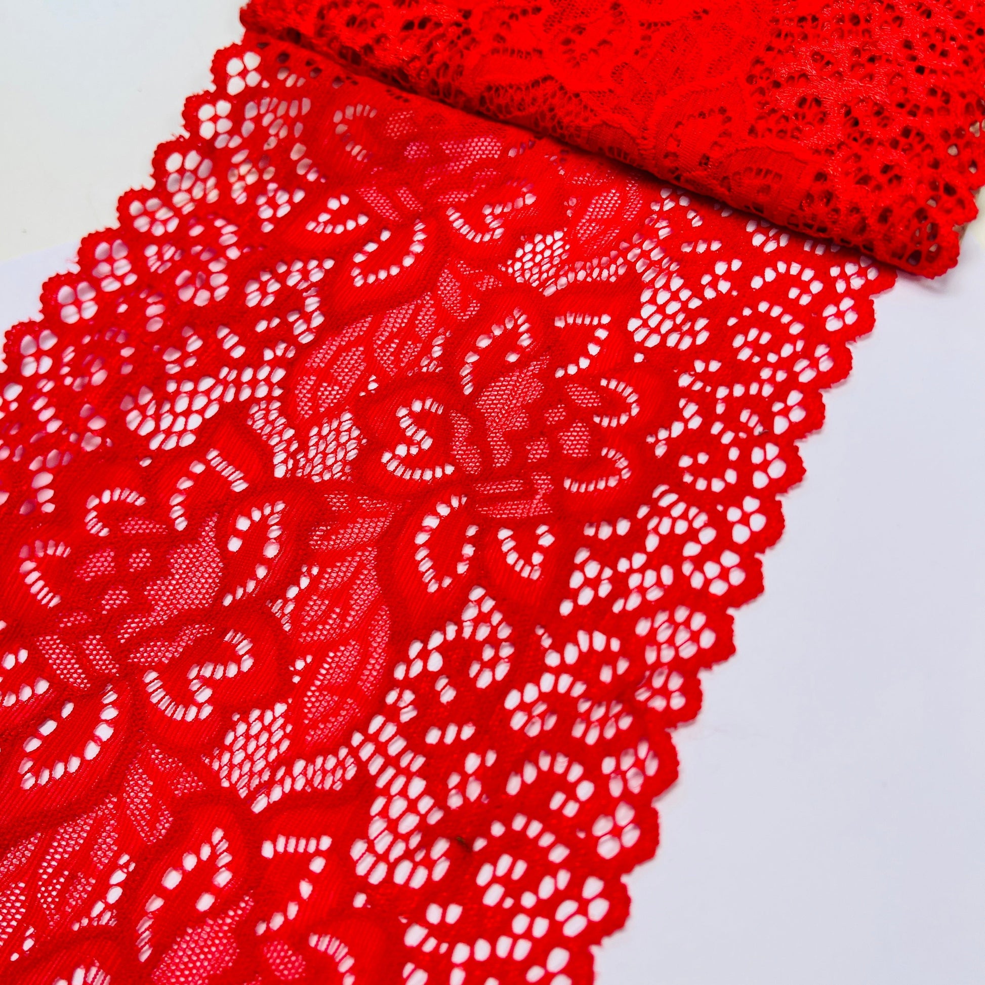 Attēls ar Elastīgā poliestera mežģīne 15.5 cm - sarkana – pieejams Šarlotes audumi