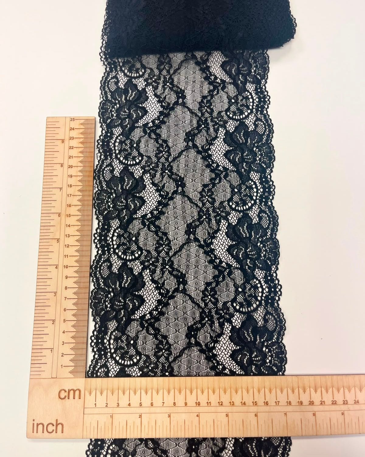 Pilt elastse peene pitsiga 18 cm-must – saadaval veebis Šarlotes kangad