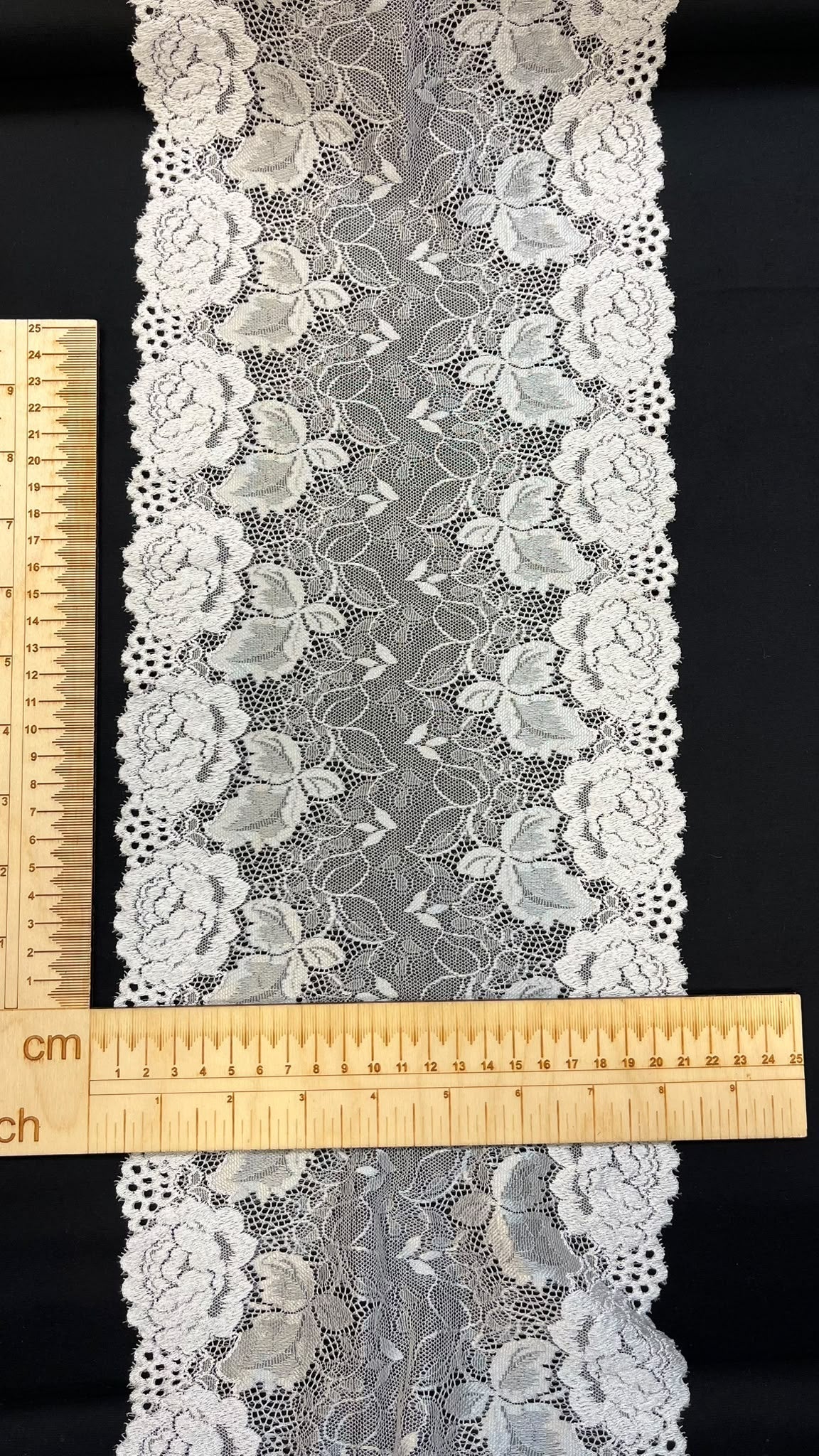 Attēls ar Elastīga smalka mežģīne 22 cm-sudrabaini pelēka – pieejams internetā Šarlotes audumi