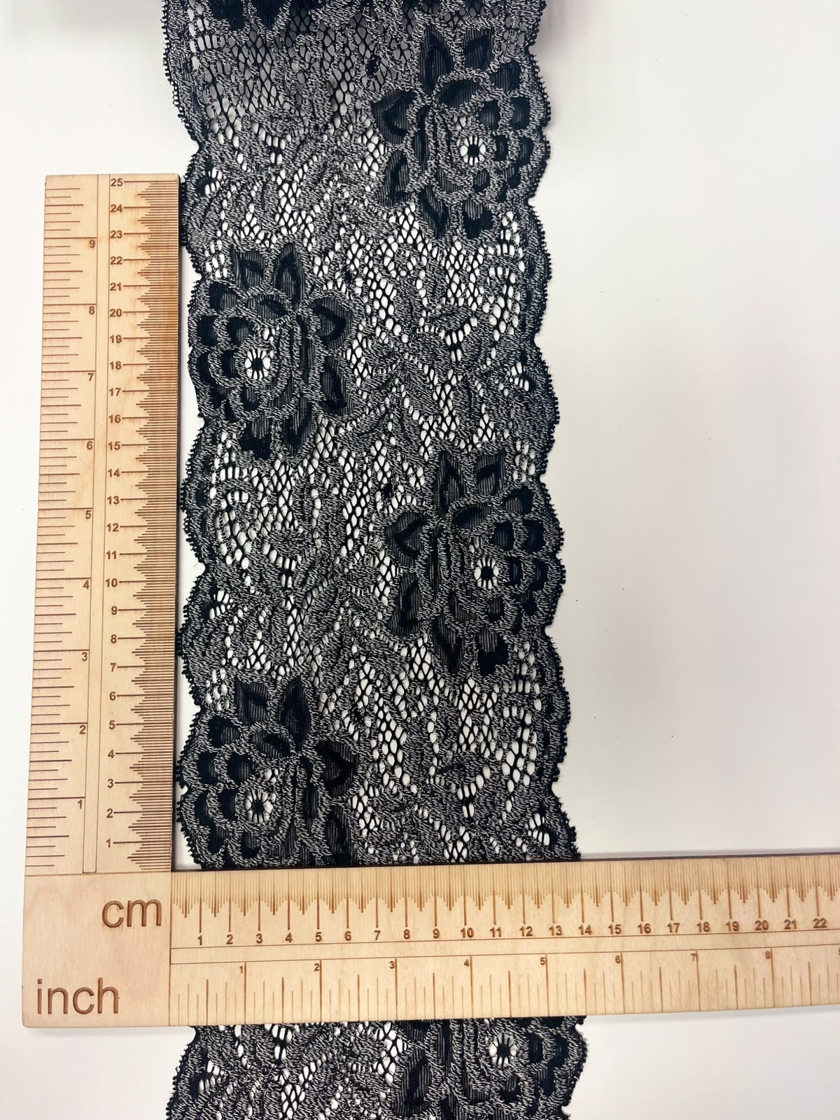 Pilt elastse lillelise pitsiga, 14 cm, must halliga – saadaval veebis Šarlotes audumi