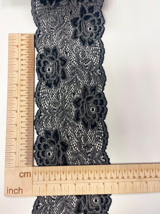 Pilt elastse lillelise pitsiga, 14 cm, must halliga – saadaval veebis Šarlotes audumi
