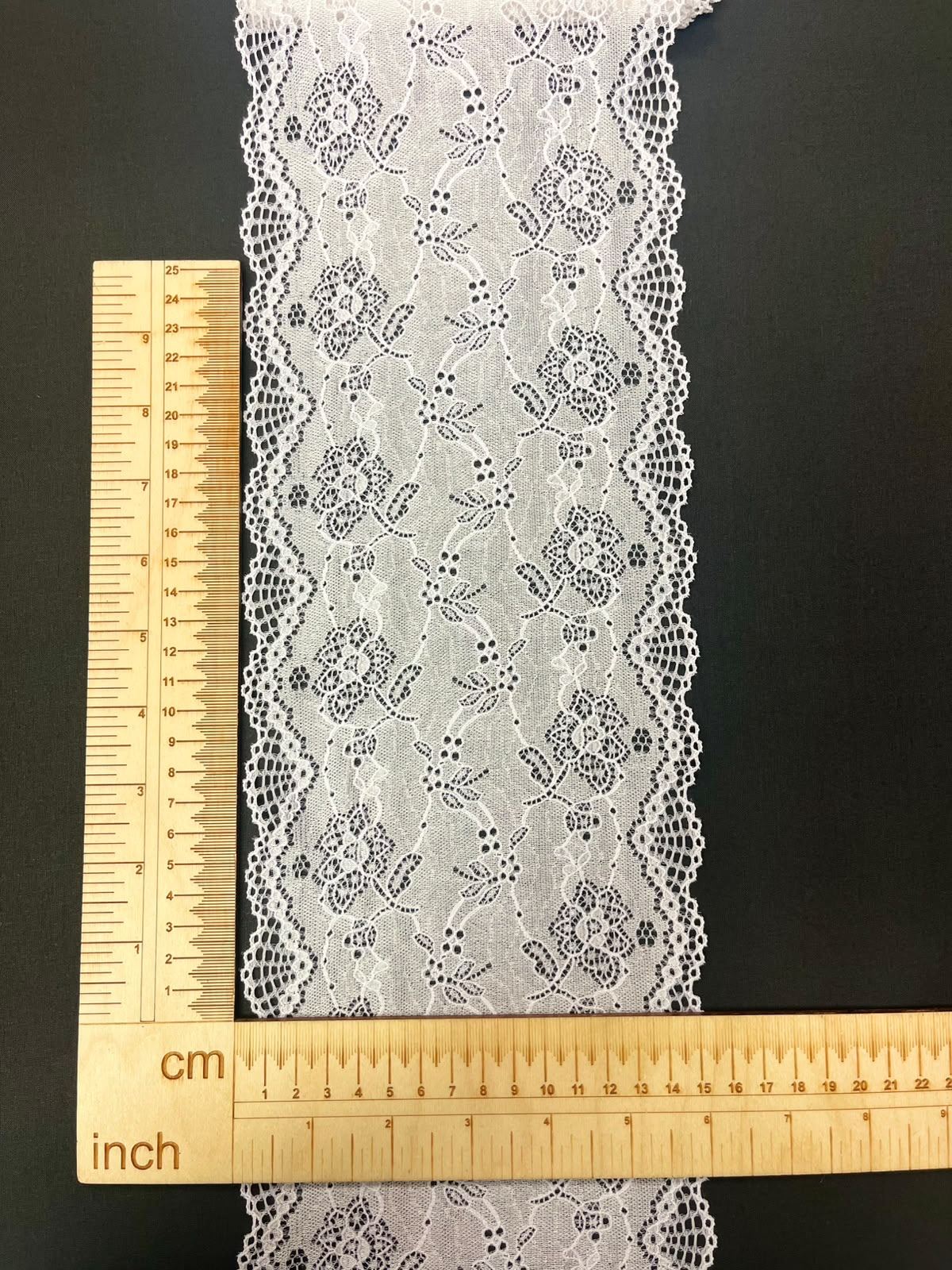 Pilt elastse lillelise pitsiga, 17 cm, lumevalge – saadaval veebis Šarlotes audumi