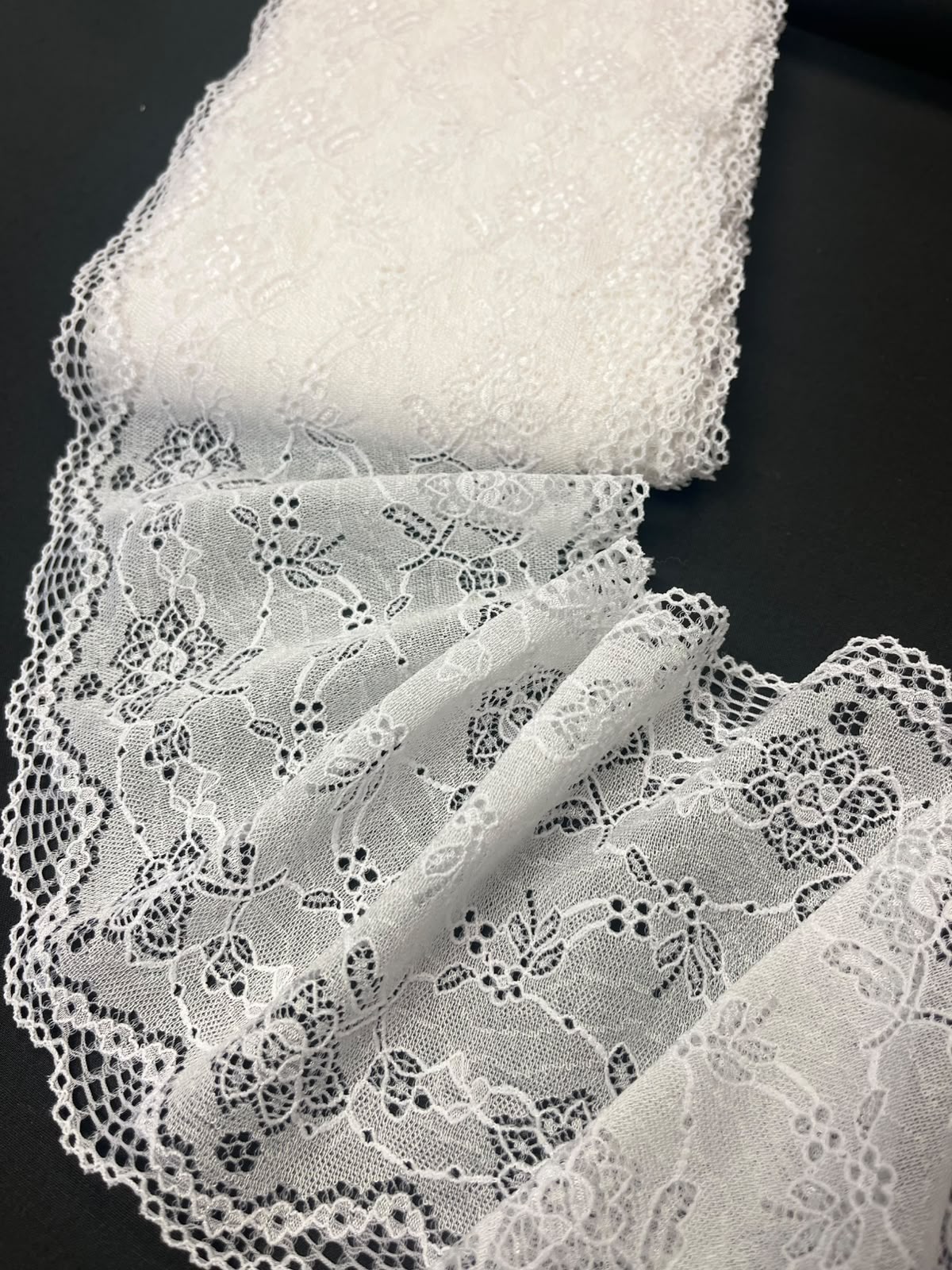 Pilt elastse lillepitsiga, 17 cm, lumivalge – saadaval veebis Šarlotte kangad