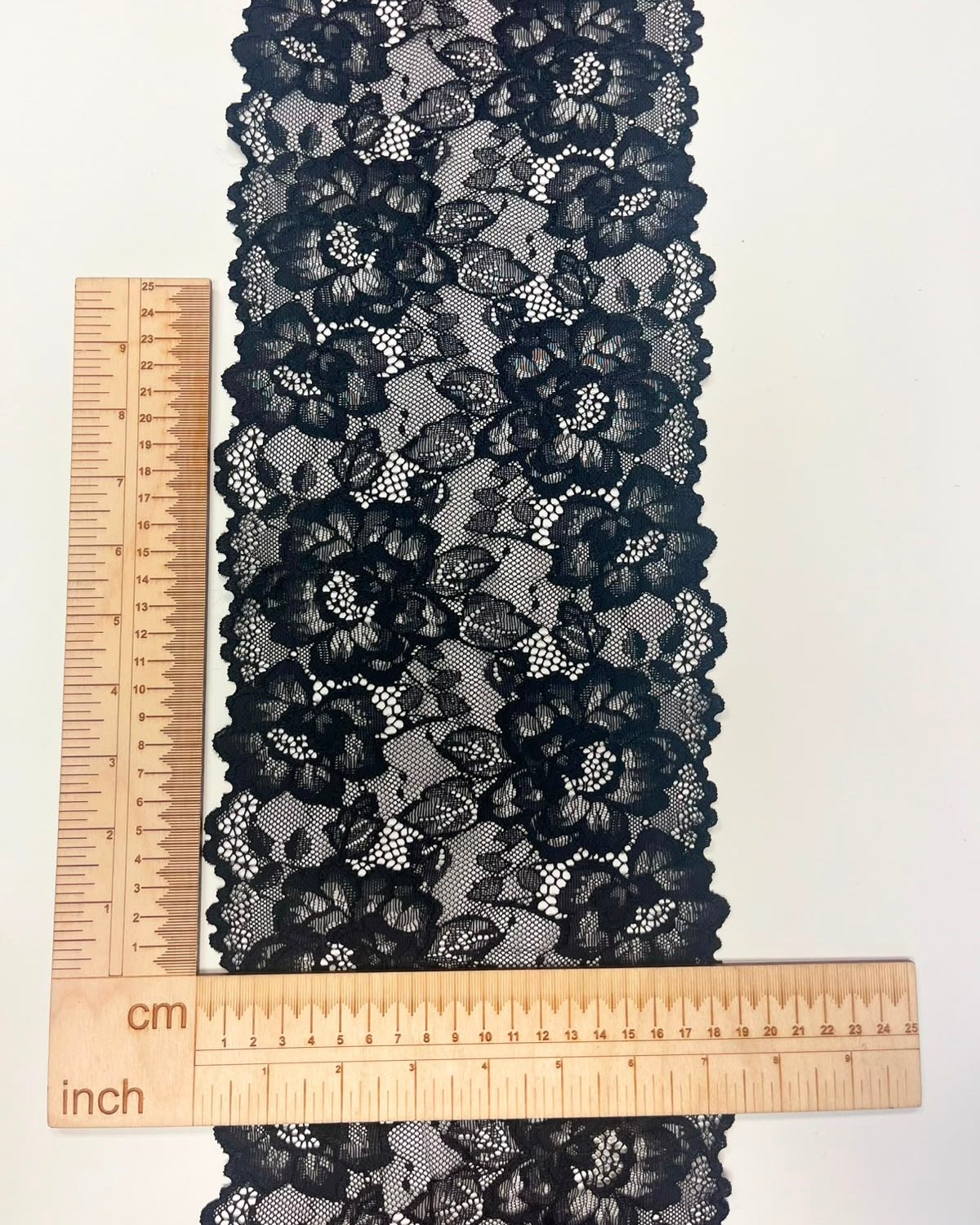 Pilt Elastse lillepitsega 18 cm-must – saadaval veebis Šarlote kangaid