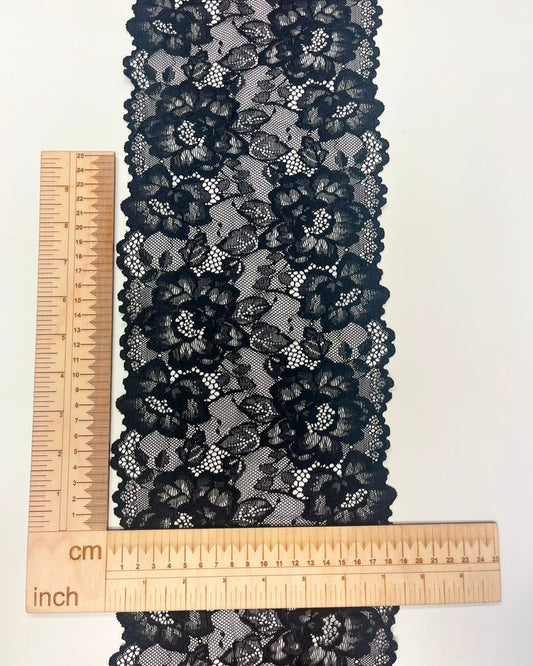 Pilt Elastse lillepitsega 18 cm-must – saadaval veebis Šarlote kangaid