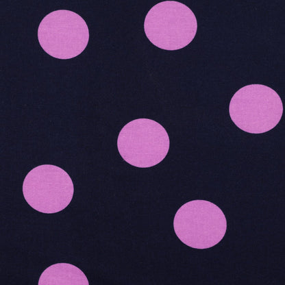 Image de flanelle à pois roses sur fond bleu foncé 165 g/m² – disponible chez Šarlotes audumi