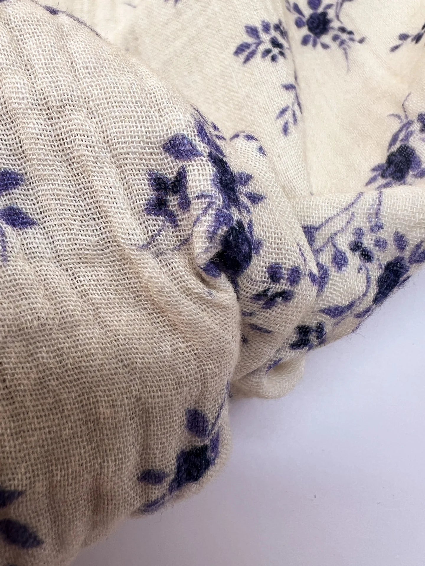 Attēls ar Francijas kokvilnas muslīna audums – balts ar ziliem ziediem | 100% kokvilna | 160 g/m² | 145 cm – pieejams Šarlotes audumi