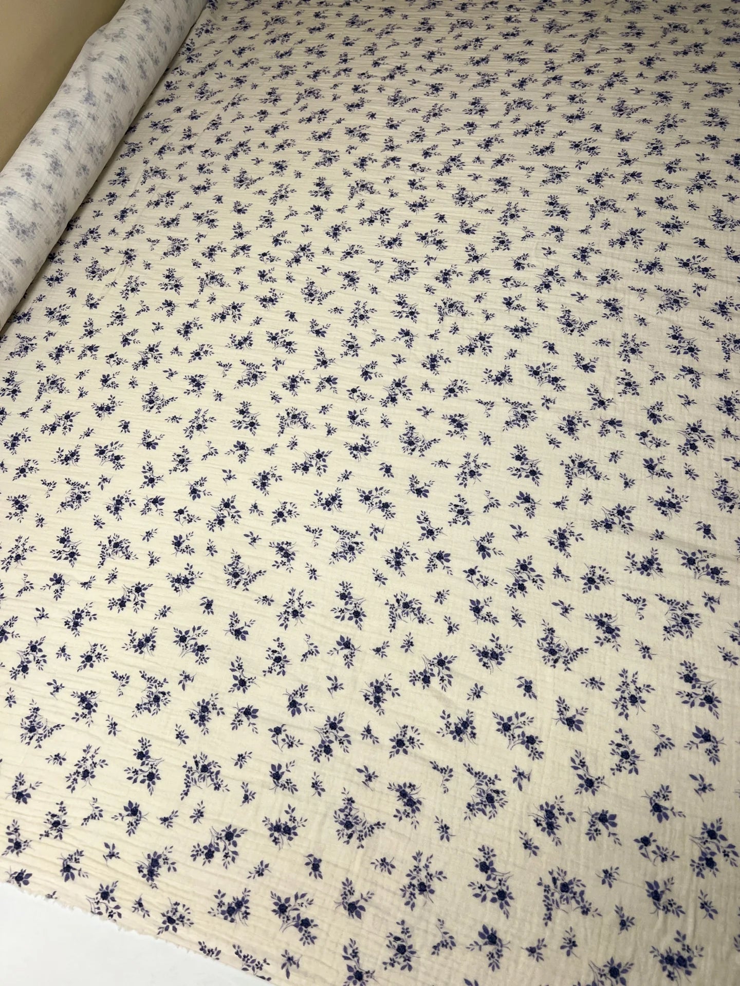 Attēls ar Francijas kokvilnas muslīna audums – balts ar ziliem ziediem | 100% kokvilna | 160 g/m² | 145 cm – pieejams Šarlotes audumi