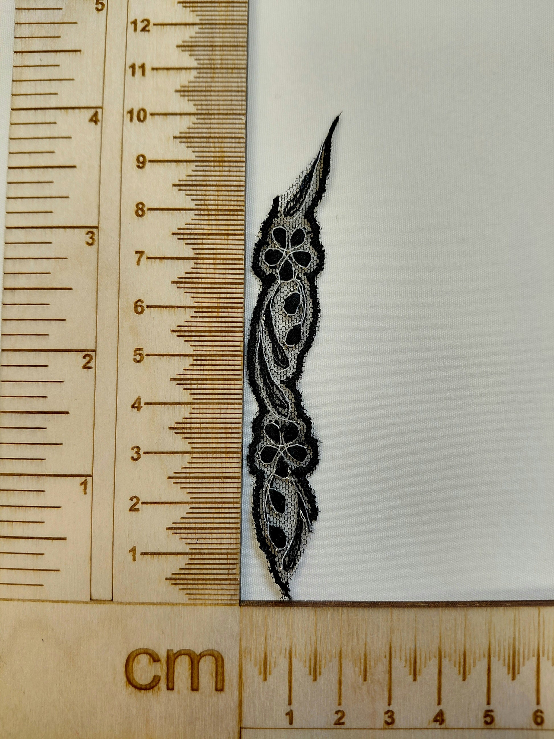 Pilt lapi/õmmeldava märgiga 10 x 1,5 cm – saadaval Šarlote kangad