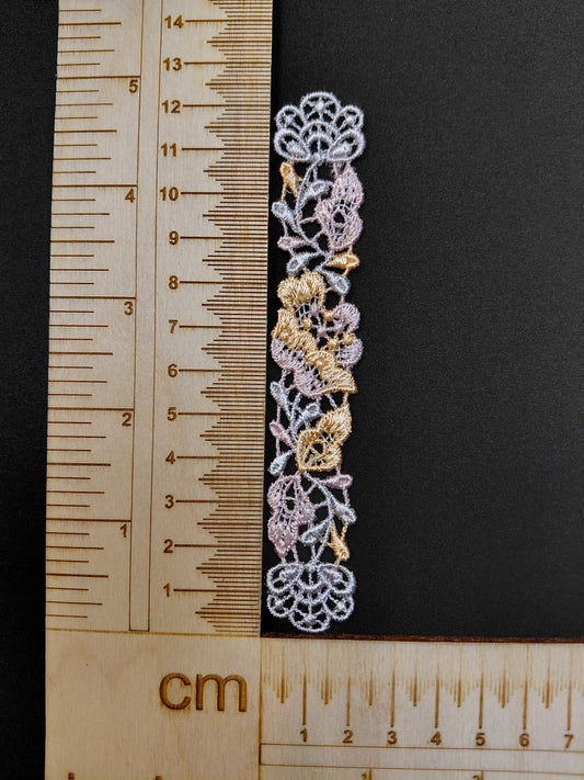 Image avec patch/couture 12 x 2 cm – disponible chez Šarlotes audumi