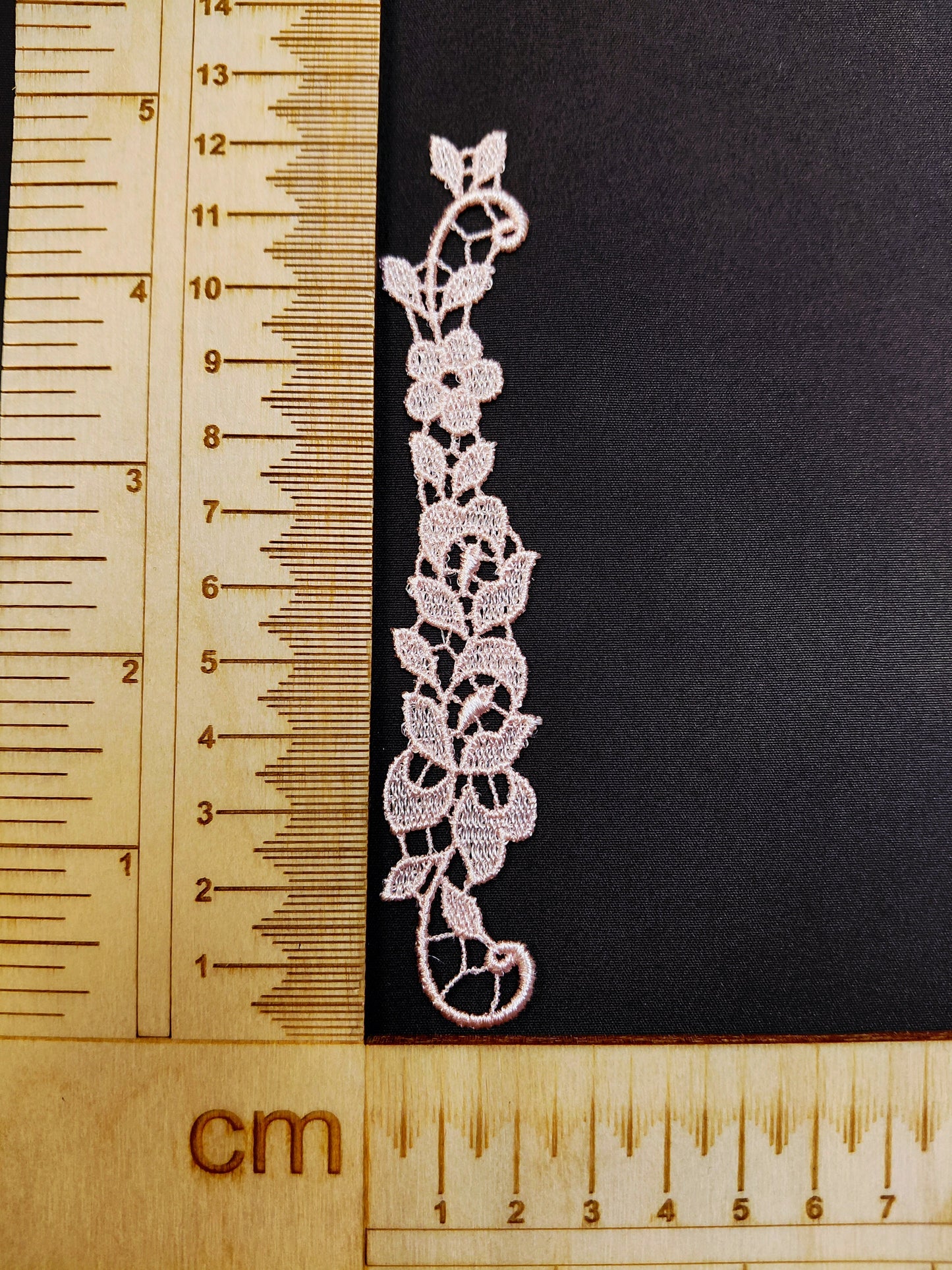Pilt plaastri/õmblusega 12 x 2 cm – saadaval Šarlote kangad