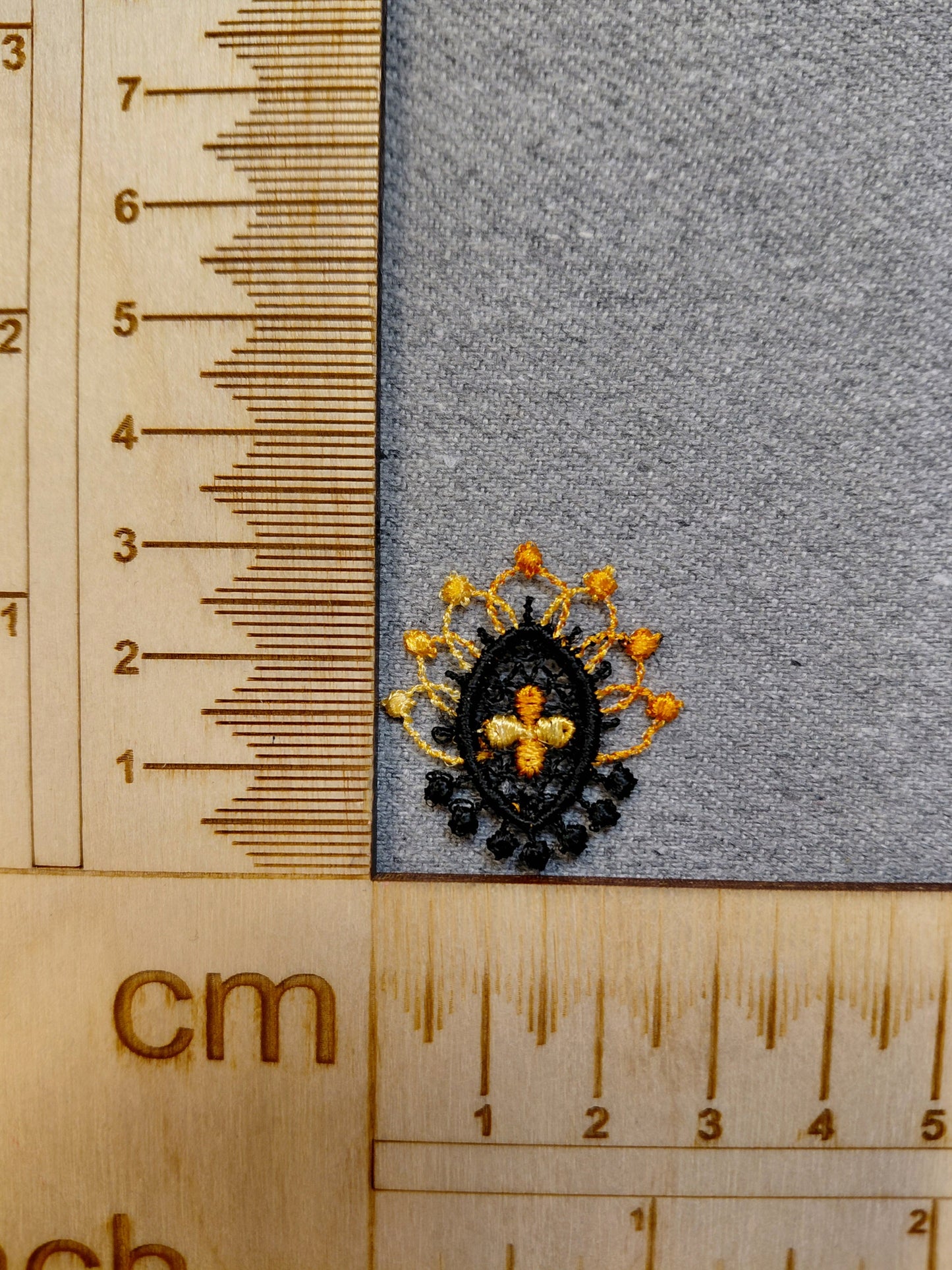 Pilt aplikatsiooni/õmblusega 3 x 2,5 cm – saadaval Šarlotes audumid
