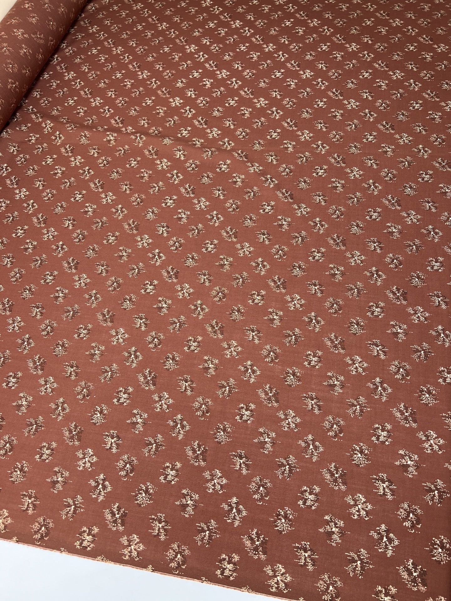 Image avec tissu italien 100 % laine imprimé dans des tons brun et beige | tissu léger pour costume / robe 130 g/m² – disponible chez Šarlotes audumi