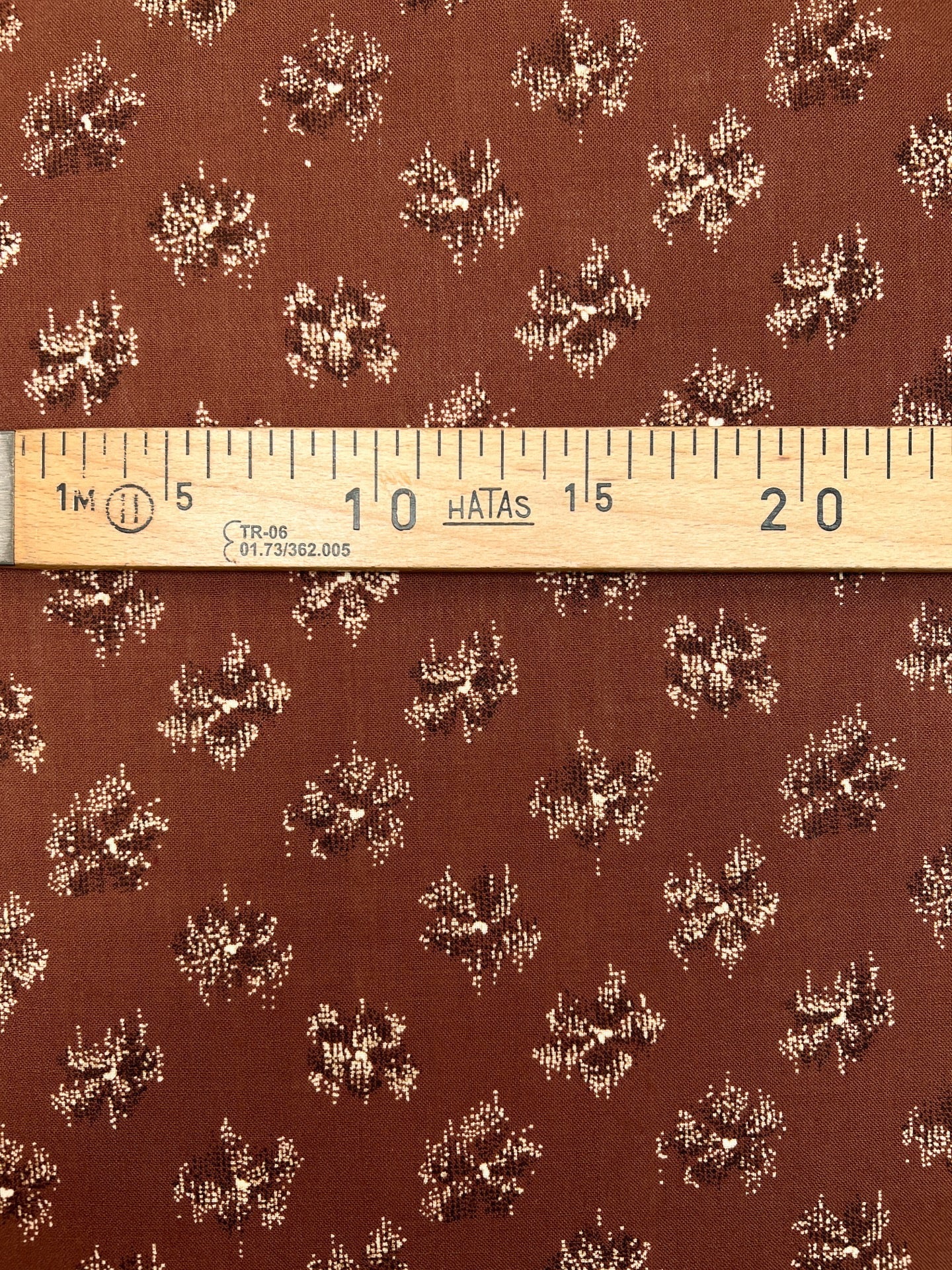 Image avec tissu italien 100 % laine imprimé dans des tons brun beige | tissu léger pour costume / robe 130 g/m² – disponible chez Šarlotes audumi