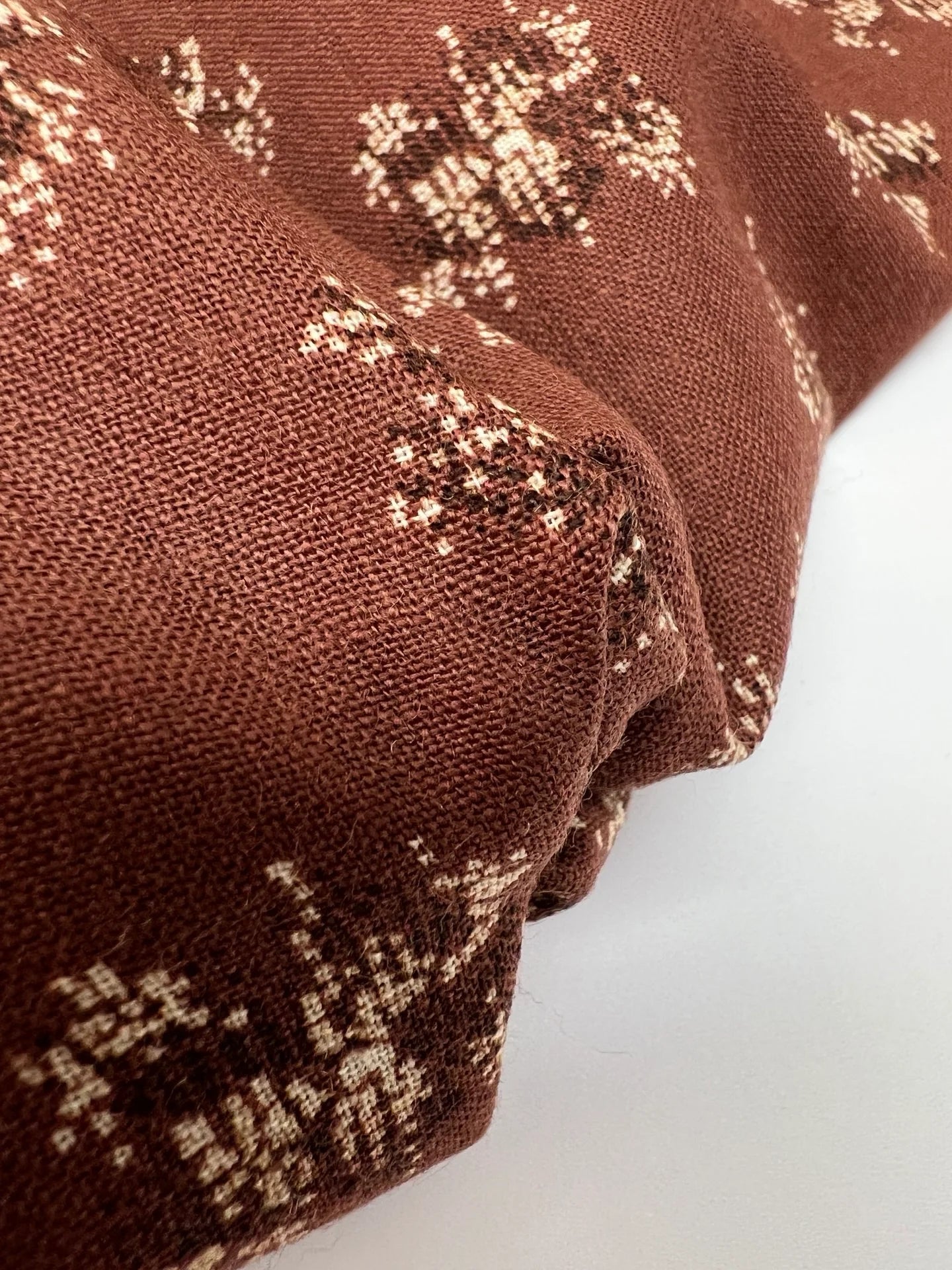 Image d’un tissu italien 100 % laine imprimé dans des tons brun beige | tissu léger pour costume ou robe 130 g/m² – disponible chez Šarlotes audumi