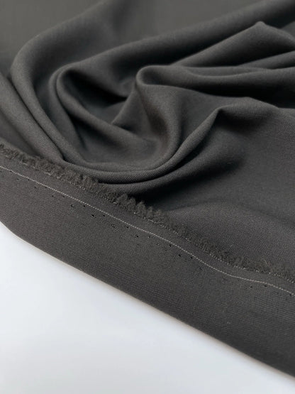Image de tissu italien 100 % laine gris 150 g/m2 – disponible chez Šarlotes audumi