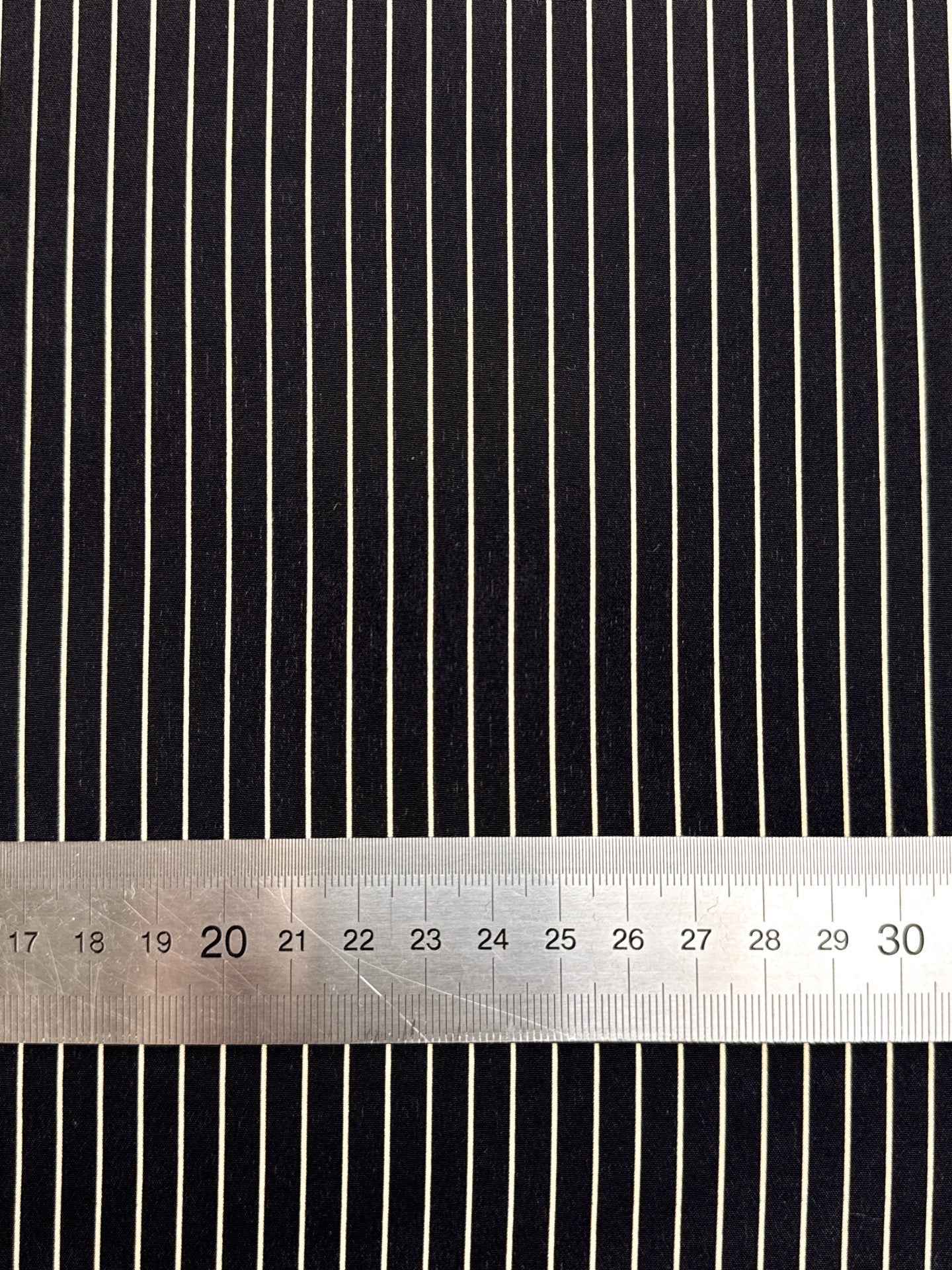 Pilt Itaalia 100% siidkangast peene musta triibumustriga – saadaval veebis Šarlotes audumi