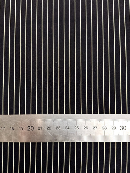 Pilt Itaalia 100% siidkangast peene musta triibumustriga – saadaval veebis Šarlotes audumi