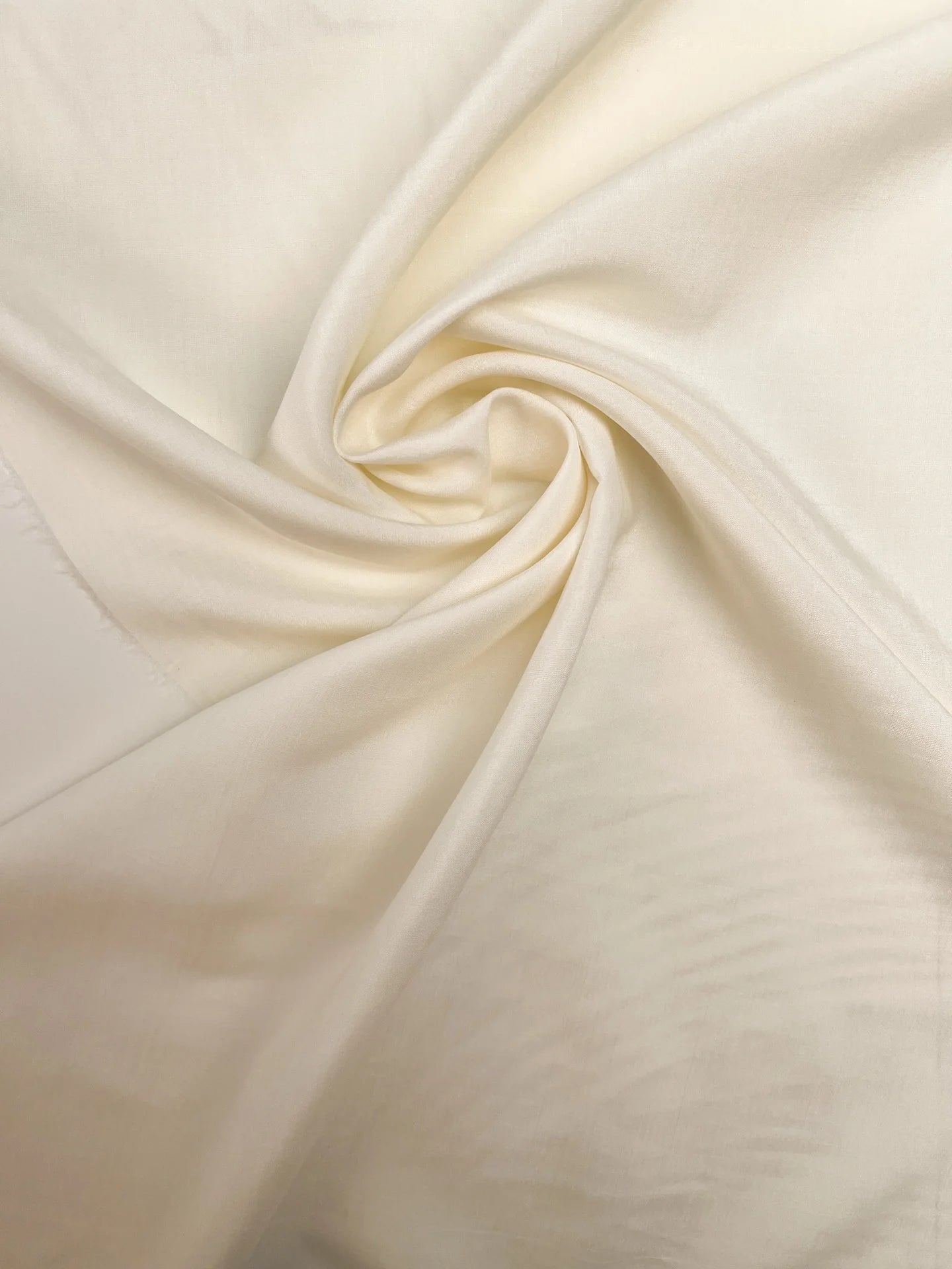 Image with Italian 100% silk fabric in a creamy white shade – available online at Šarlotes audumi