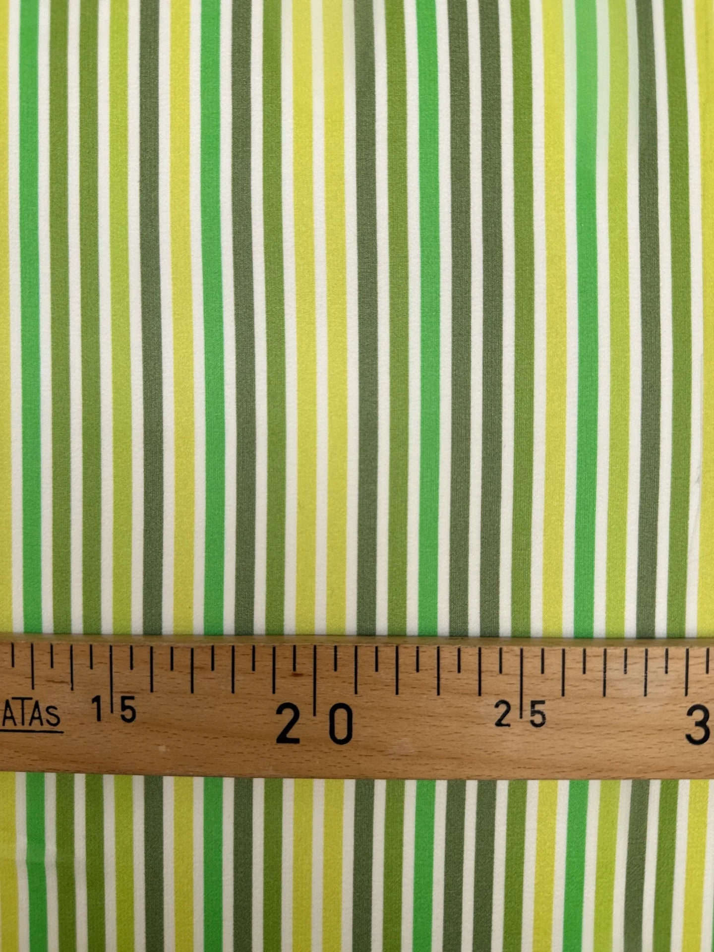 Pilt Itaalia 100% siidkreppkangast – rohelised triibud, saadaval veebis Šarlotes audumi