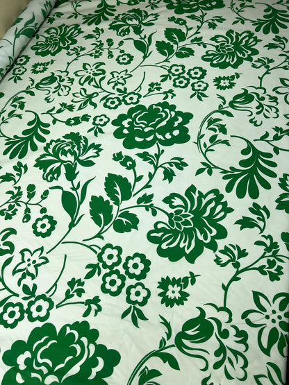Image of Italian printed cotton fabric for shirts – green flowers | 98% cotton, 2% elastane | 115 g/m² | 151 cm – available at Šarlotes audumi