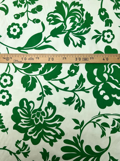 Image of Italian printed cotton fabric for shirts – green flowers | 98% cotton, 2% elastane | 115 g/m² | 151 cm – available at Šarlotes audumi