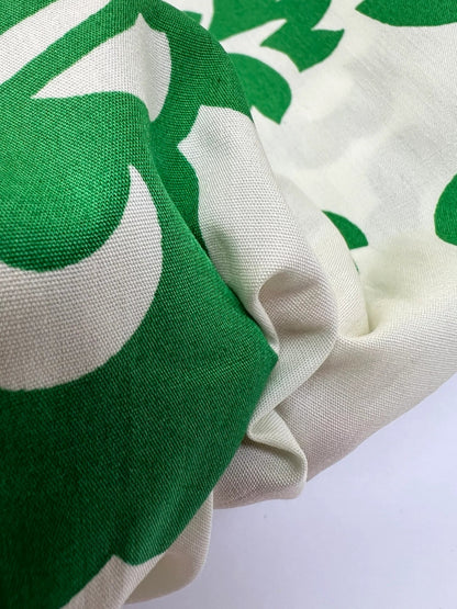 Image of Italian printed cotton fabric for shirts – green flowers | 98% cotton, 2% elastane | 115 g/m² | 151 cm – available at Šarlotes audumi