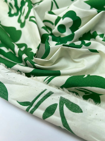 Image of Italian printed cotton fabric for shirts – green flowers | 98% cotton, 2% elastane | 115 g/m² | 151 cm – available at Šarlotes audumi