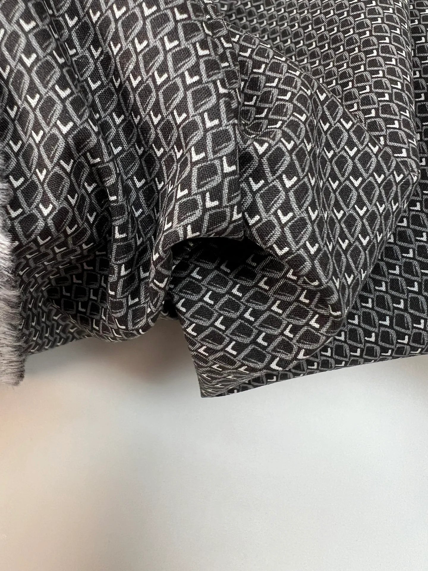 Attēls ar Itālijas apdrukāts kokvilnas poplīna audums – pelēks ģeometrisks raksts | 100% kokvilna | 100 g/m² | 147 cm – pieejams Šarlotes audumi