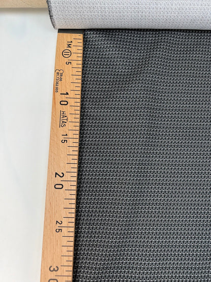 Tissu popeline de coton imprimé en Italie – motif géométrique gris | 100 % coton | 100 g/m² | 147 cm – disponible chez Šarlotes audumi