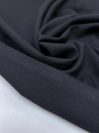 alt
Itaalia kleitide ja pluuside kangas | 57% vill | 43% polüester | 155 g/m² | 147 cm | Tumesinine