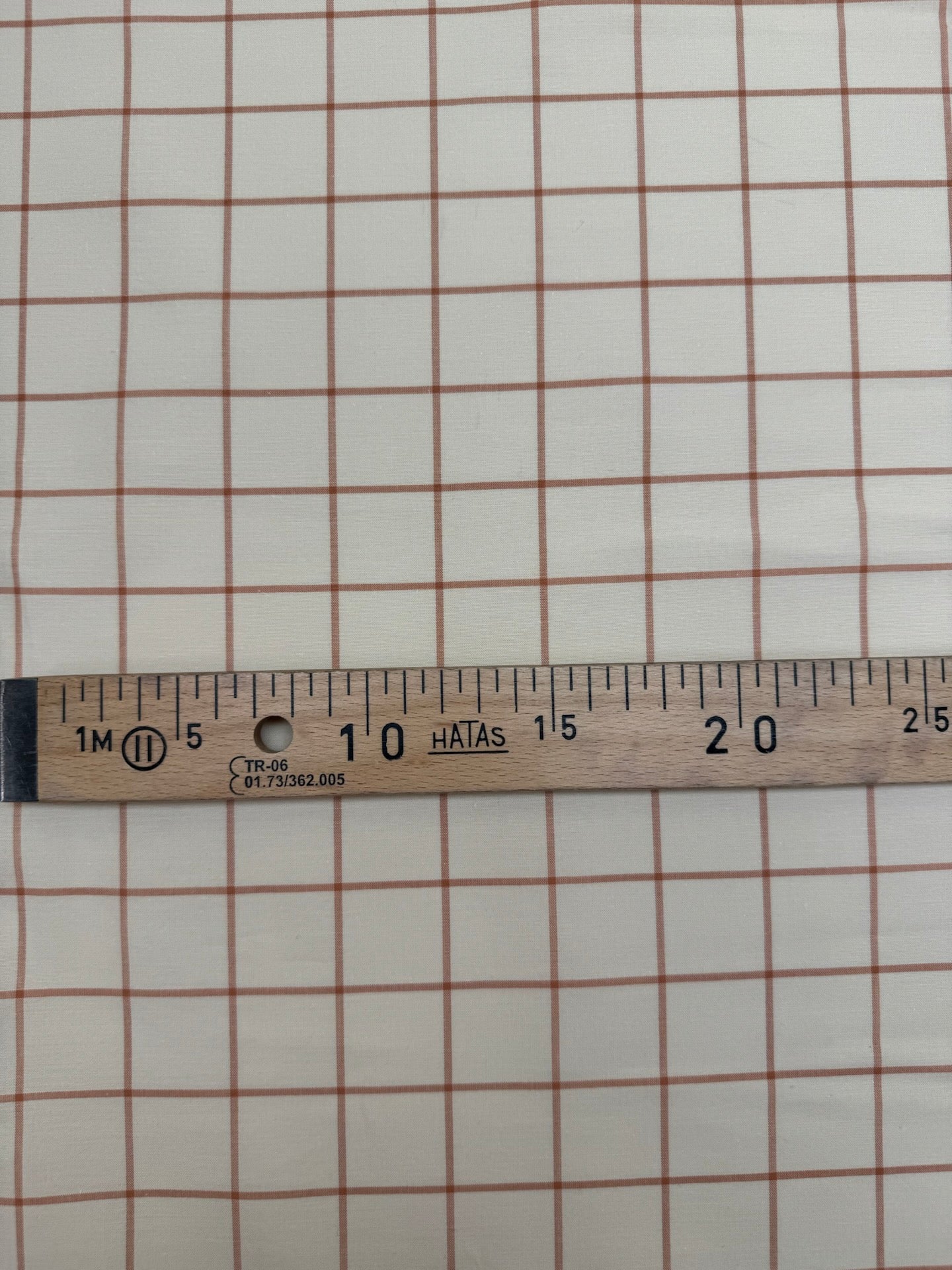 Attēls ar Itālijas kokvilnas audums rūtainā rakstā brūni–bēšs | 125 g/m², 149 cm – pieejams Šarlotes audumi