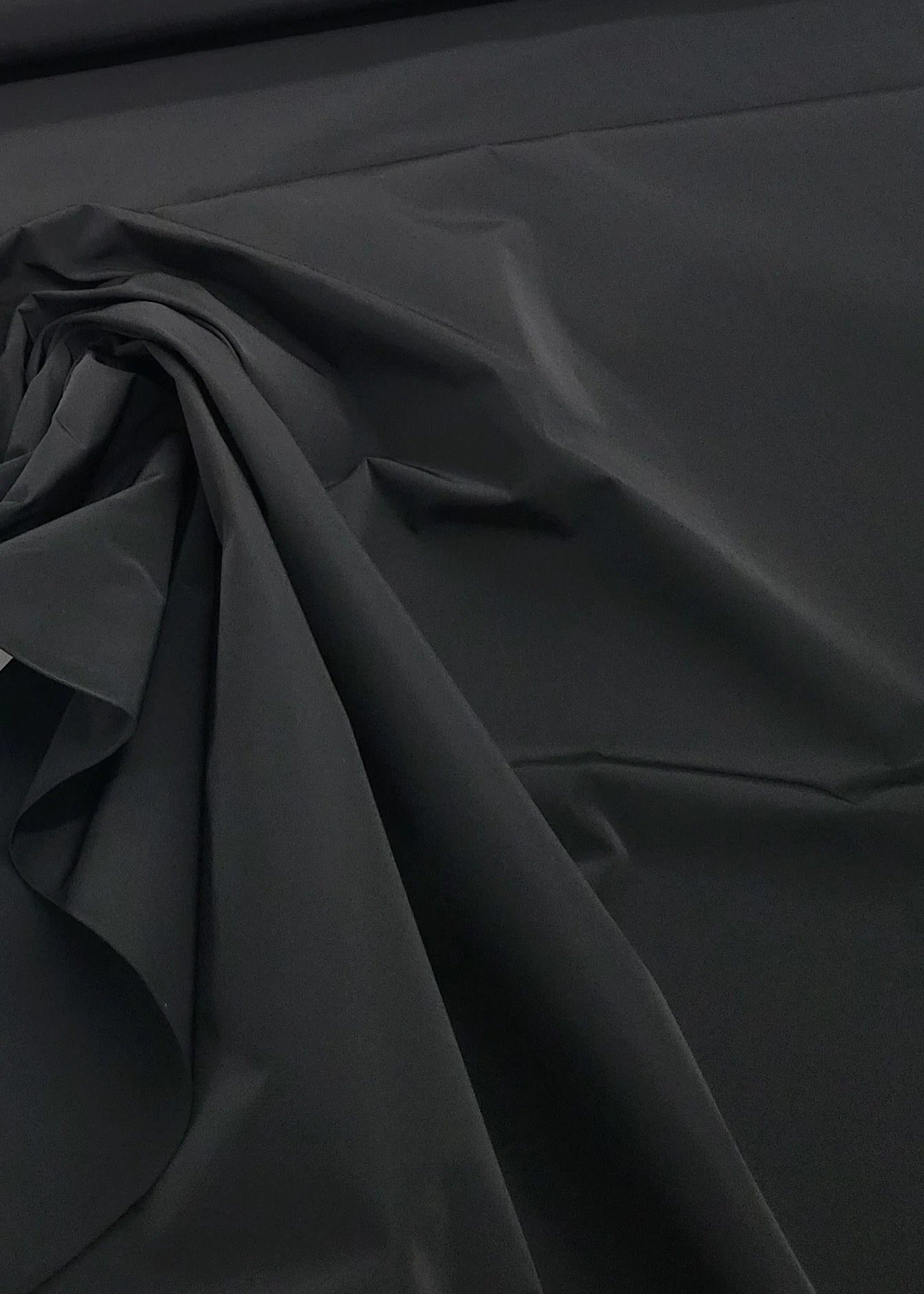 Attēls ar Itālijas kokvilnas trenču audums - melns | 290 g/m², 149 cm – pieejams Šarlotes audumi