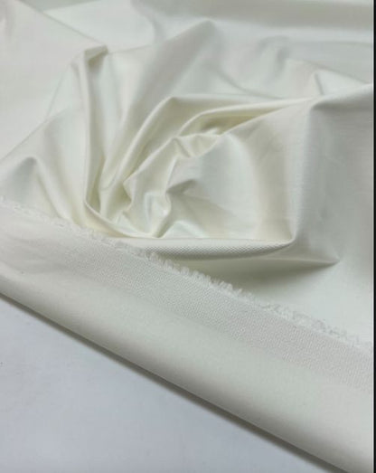 Image de tissu italien en coton et élasthanne blanc beurre 150 g/m2 – disponible chez Šarlotes audumi