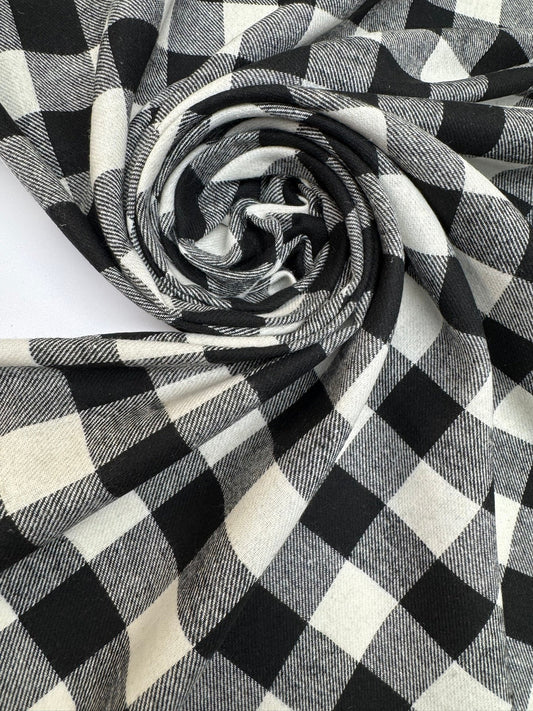 Attēls ar Itālijas kokvilnas un poliamīda audums melni balts rūtiņu raksts 165 g/m2 – pieejams Šarlotes audumi