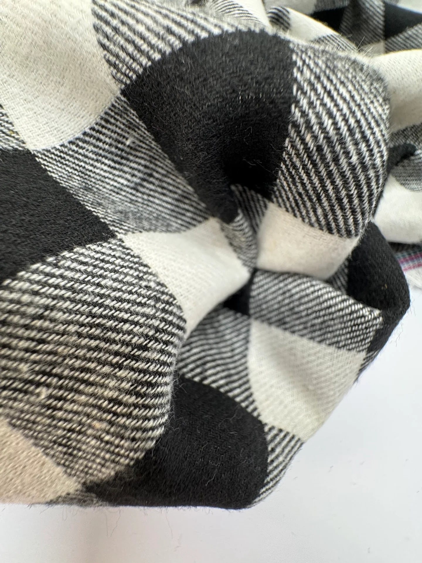 Image avec tissu italien en coton et polyamide à carreaux noir et blanc, 165 g/m2 – disponible chez Šarlotes audumi